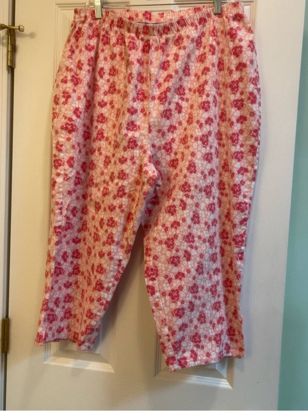 Liz and Me Pink Floral Cotton Capris.  (99)